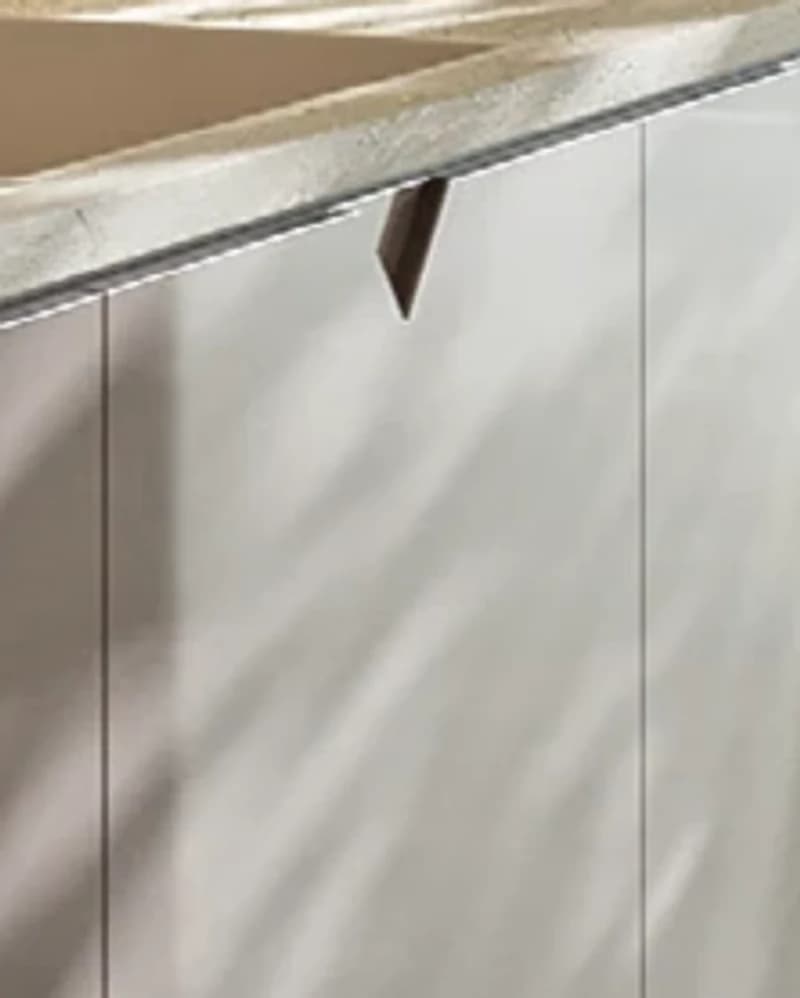 BayDoor Kendinden Kulplu Kapak Serisi — temsili görsel (BYK13, gerçek mutfak uygulaması, tezgah altı dolap sırasında büyük/net bir kulp çentiği)